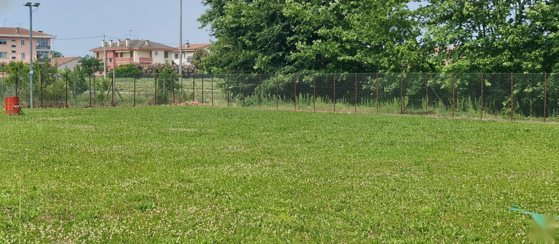 Lo sguardo aperto sui campi laterali, dove si lavora con calma e spazio.